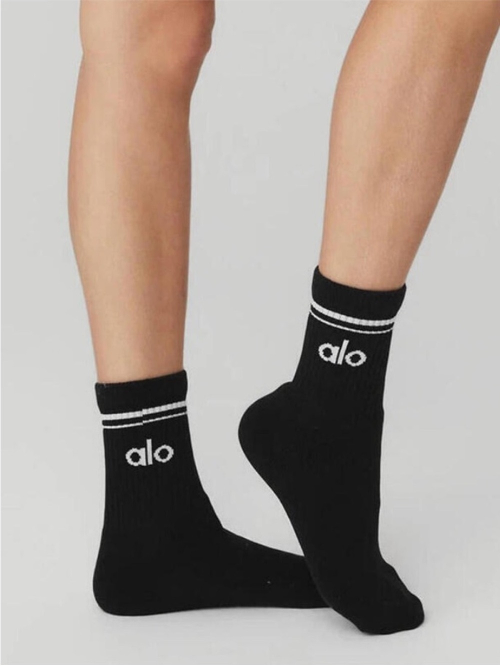 ALO Yoga Throwback Crew Socks - 4 Pack Black & White | 6-10 - Picture 5 of 6